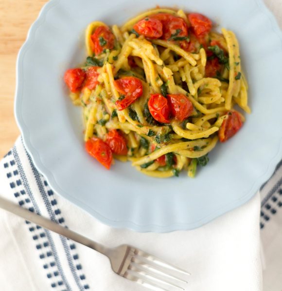 Garlic and Black Pepper Pasta with Spinach and Cherry Tomatoes
